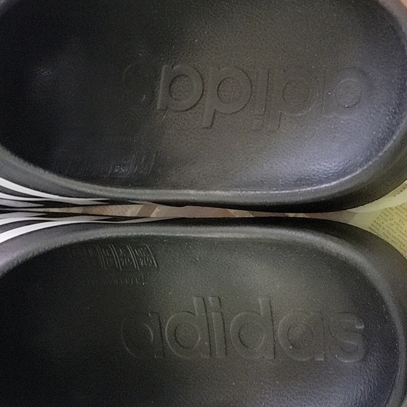 Women comfortable barely worn Adidas original slides - Picture 6 of 6